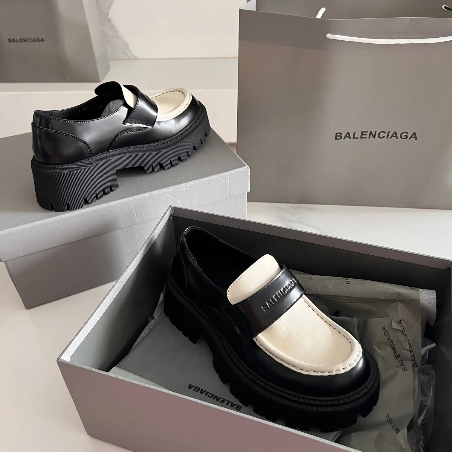 👟👟Ex-factory price 600👟👟 BALENCIAGA# Balenciaga's new big-toe derby shoes TRACTOR big-toe derby shoes loafers👞 Original medium-gloss open-edge beaded cowhide. Restrained and stylish. Matched with the brand logo on the shoe cover. The rhythm of closing your eyes. The lining and feet are made of black silk cowhide. The texture is soft and delicate. The gear-shaped rubber outsole is 5cm higher. Size: 35-40 (customization of 40 pieces is not returnable)